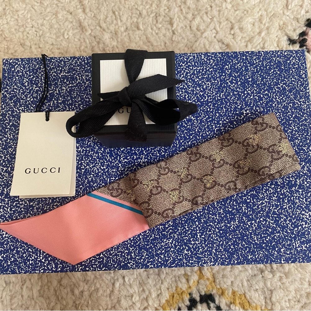 GUCCI GG bee motif silk neck scarf in pink.